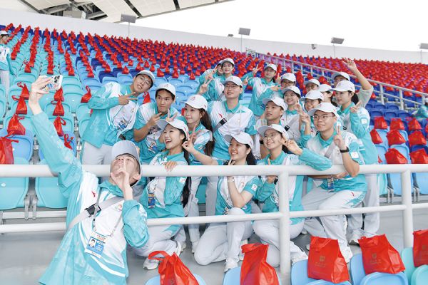 “小海豚”一起定格志愿瞬间 杨耀烨/摄