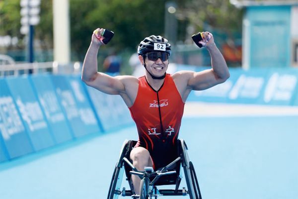 奋勇夺金振臂欢呼