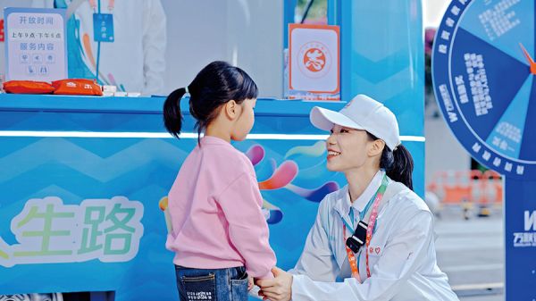 全市1.8万名城市志愿者传递城市温情