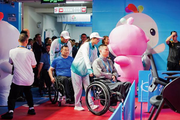 志愿者协助运动员入场(广州体育职业技术学院团委供图)