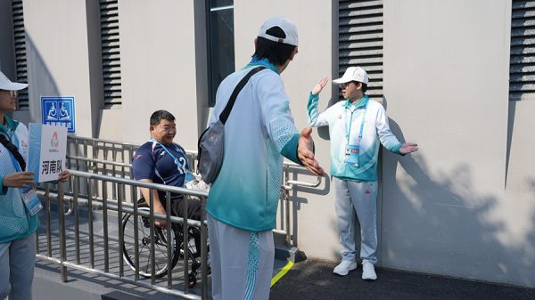 热情引导运动员抵达(华南农业大学团委供图)