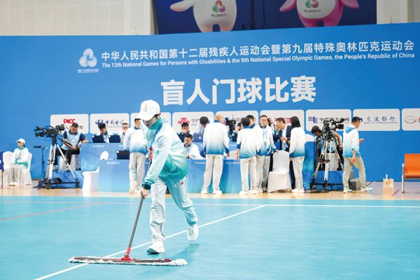 志愿者打扫赛场(广东技术师范大学团委供图)