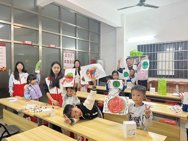 高校学生走入社区服务儿童