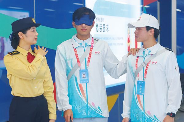 志愿者“换位体验”实战培训(严元融、马思杰、袁彦昌供图)