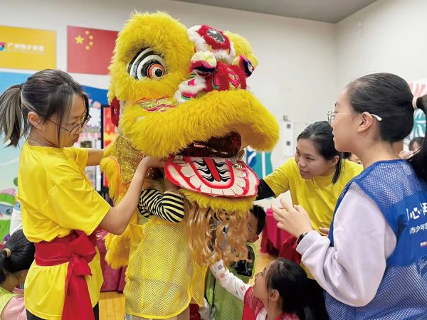 孩子们在老师的指导下体验舞狮