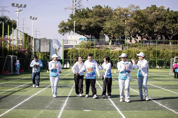 志愿者与特殊儿童并肩陪跑