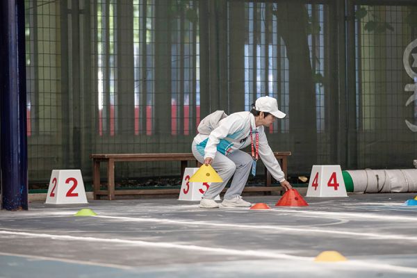 志愿者布置赛场