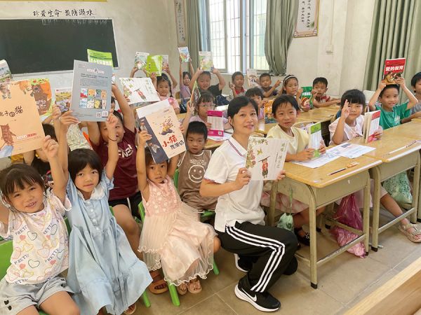 谢铭姬带领孩子们畅游书海