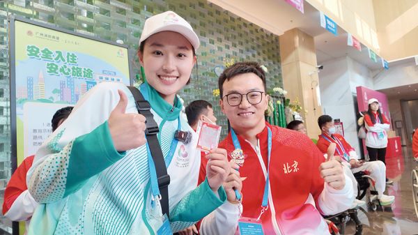 志愿者赠送运动员纪念文创