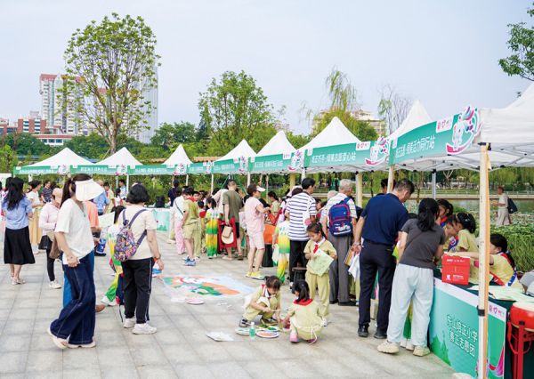 城市志愿者在东山湖公园开展绿美越秀主题活动