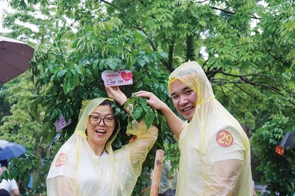 夫妻携手共植“同心林”