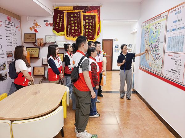 学员们在昌华街西关大屋社区进行研习