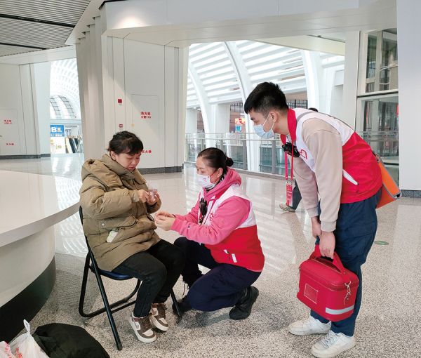 广州白云站志愿者为受伤旅客提供应急救护