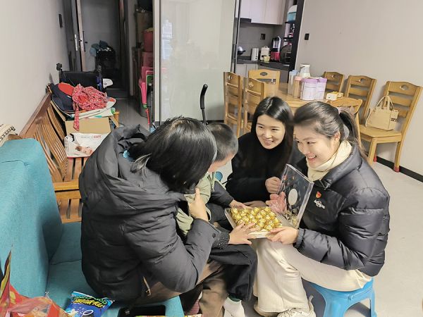 企业入户探访困境青少年