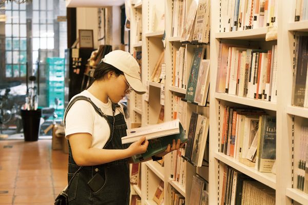 青年在书香中阅见未来 陈天旭/摄