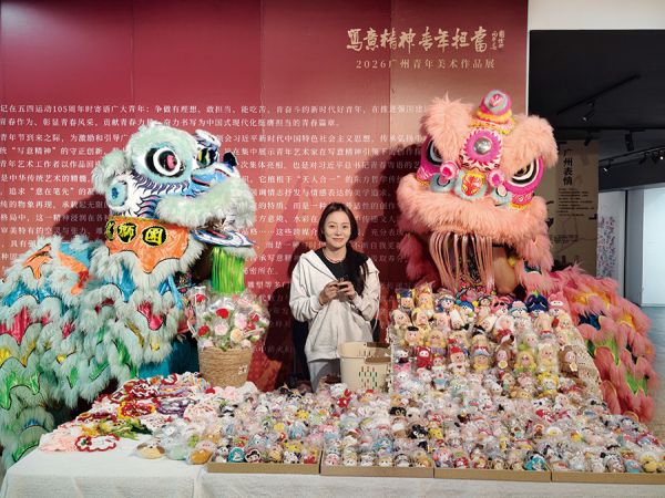 市集摊位主理人与醒狮互动