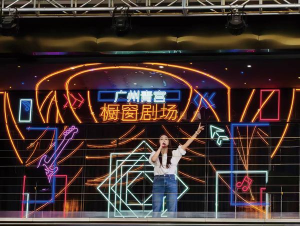青年代表在舞台上延续着城市奋斗者的身影