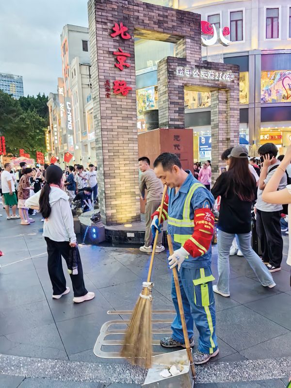节假日上北京路的城市“美容师” 刘炽棠/摄