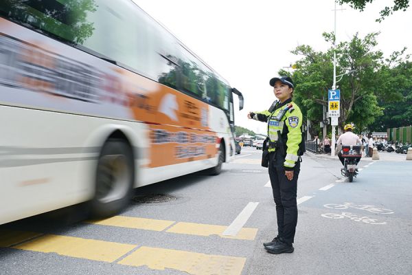 青年交警守护平安交通 范海金/摄