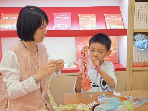 亲子共同制作手工鱼灯