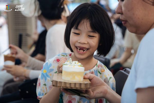 现场观众品尝美味喜笑颜开