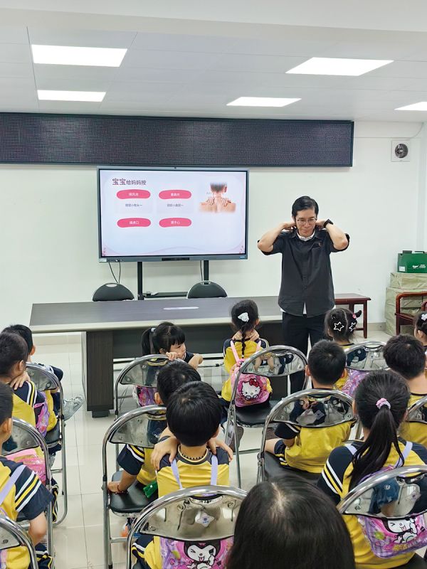 小朋友们在医师的指导下学习按摩步骤