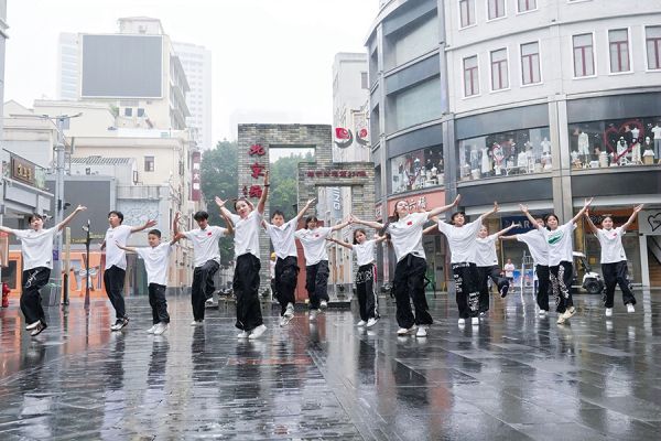 青少年街舞爱好者在北京路步行街展示街舞