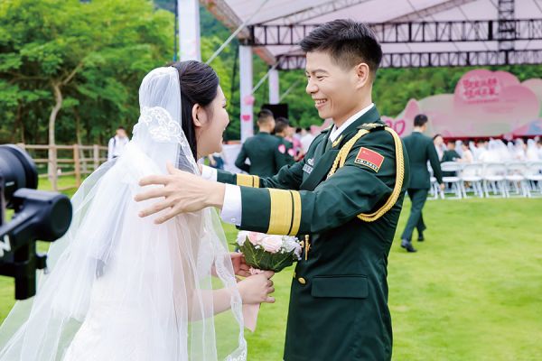 出发前细心为爱人整理衣装