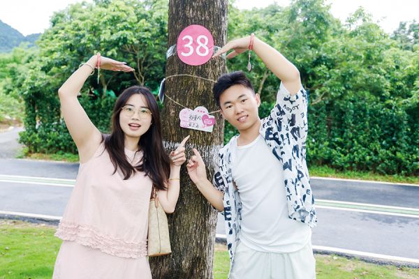 新人在“喜事林”挂牌认养姻缘树