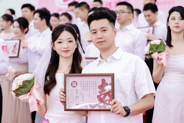 新人在特制婚书上按下爱情囍印