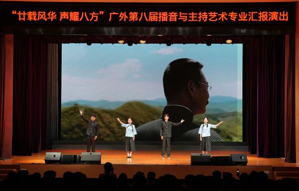 青年学子演绎节目《青春》