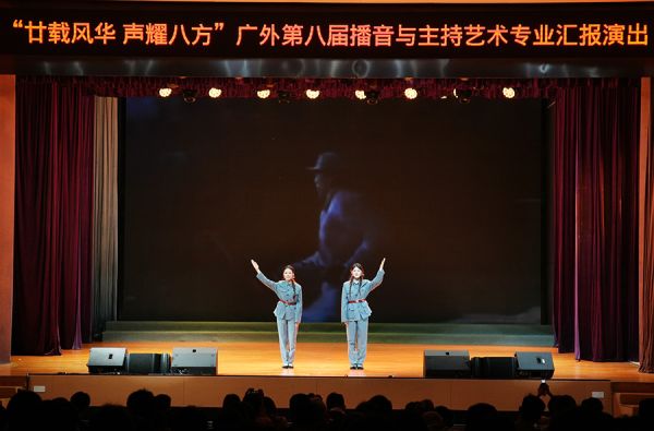 青年学子演绎节目《永不消逝的声音》