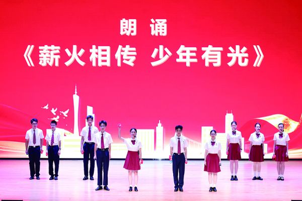 新老团员代表共同带来朗诵节目《薪火相传·少年有光》