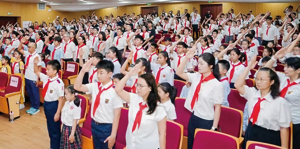 全体少先队员肃立敬队礼、齐唱队歌