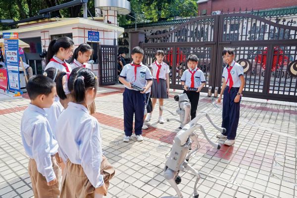 少先队员现场演示机器狗