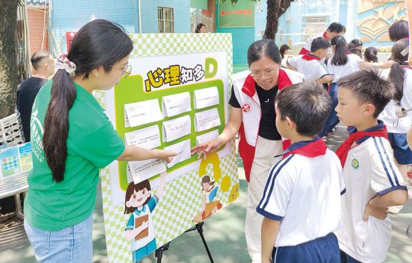青少年在心理游园会上学习心理科普知识
