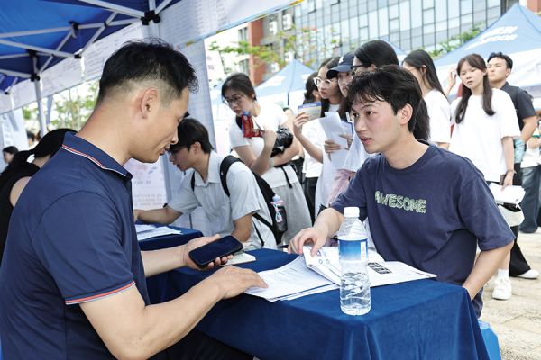 招聘会上,青年学子与企业代表深入沟通