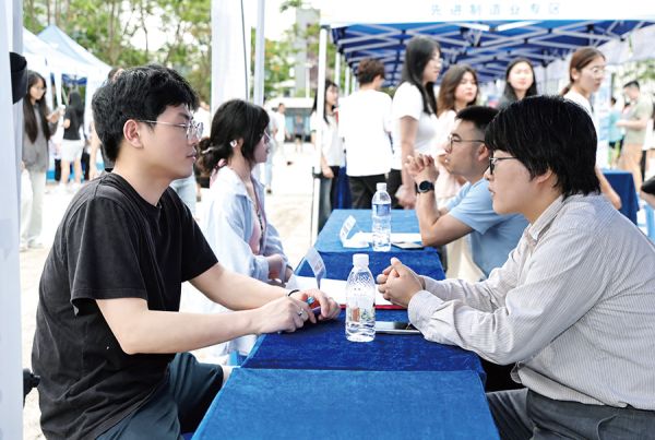 求职者与HR面对面交流