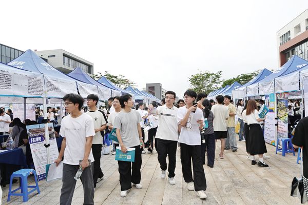 大学生在招聘会现场挑选心仪岗位