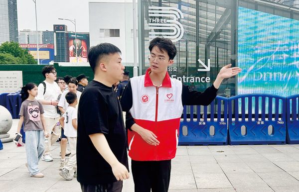 青年志愿者为群众指引方向