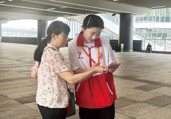 青年志愿者为旅客解答乘车问题