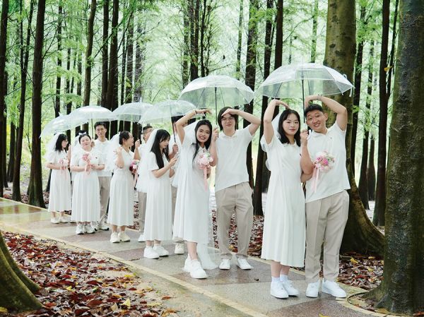 在青山林海间喜结连理