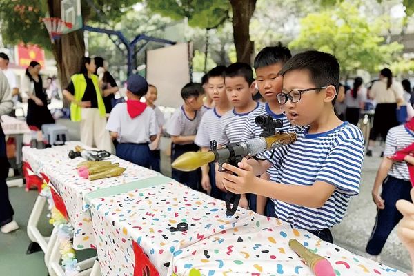 少先队员体验国产武器模型