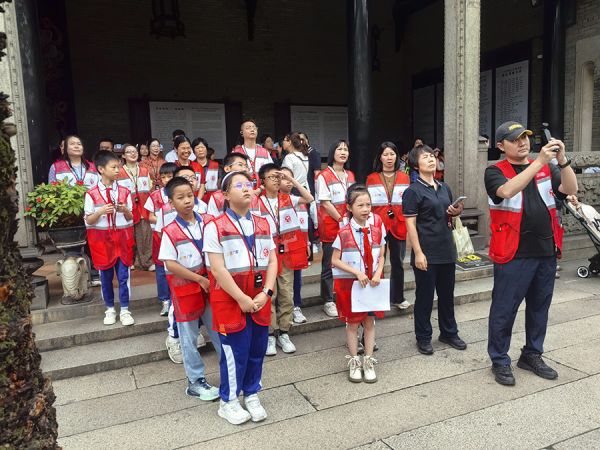 孩子们在志愿者的带领下走进陈家祠