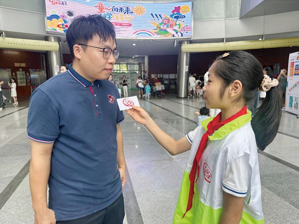 小记者现场采访科技导师