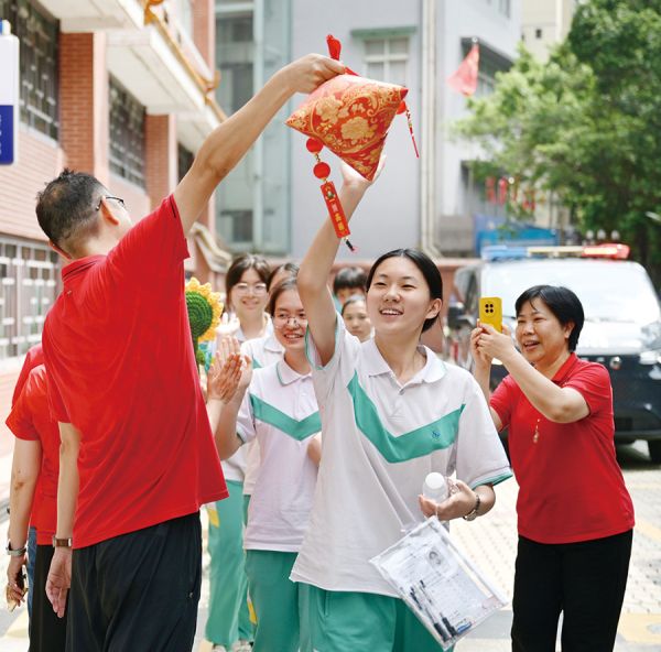 考场前,老师以“粽子”礼包为考生鼓励打气,寓意“一举高粽(中)” 范海金/摄