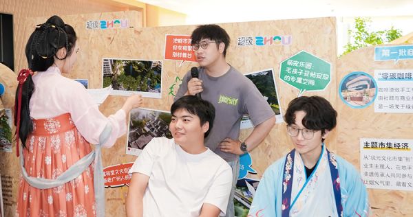 青年在游戏中体验历史文化
