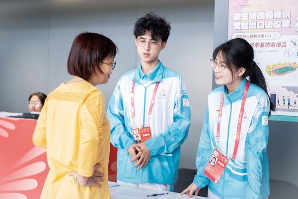 十五运会期间,“小海豚”志愿者热情服务