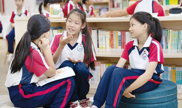 青春领读课上,同学们积极讨论