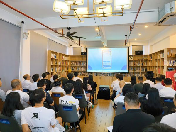 活动现场播放“青年优居・南粤英才驿站”小程序升级介绍视频